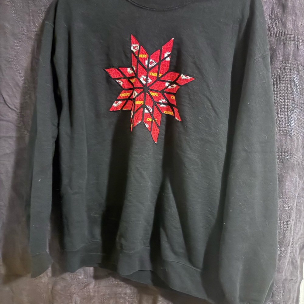 Kansas City Chiefs Gildan Black Sweatshirt with Red Star Design